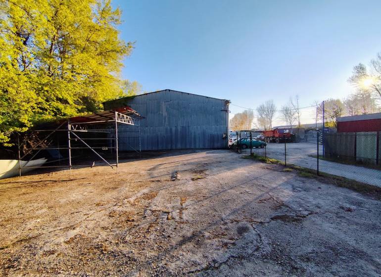 Prenájom oploteného pozemku – Nitra, Mlynárce – 390 m² - Priemyselný objekt s parkoviskom obklopený stromami v Nitre, vhodný pre komerčné využitie.