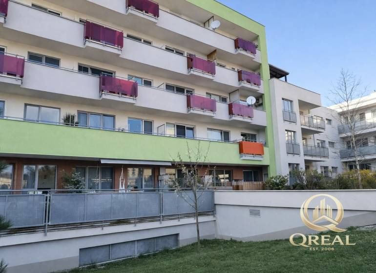 **BEZ PROVÍZIE*2-izbový byt s veľkou loggiou v tichej lokalite Lamača - Bytový dom s farebnými balkónmi na ulici Na barine, Bratislava - Lamač.
