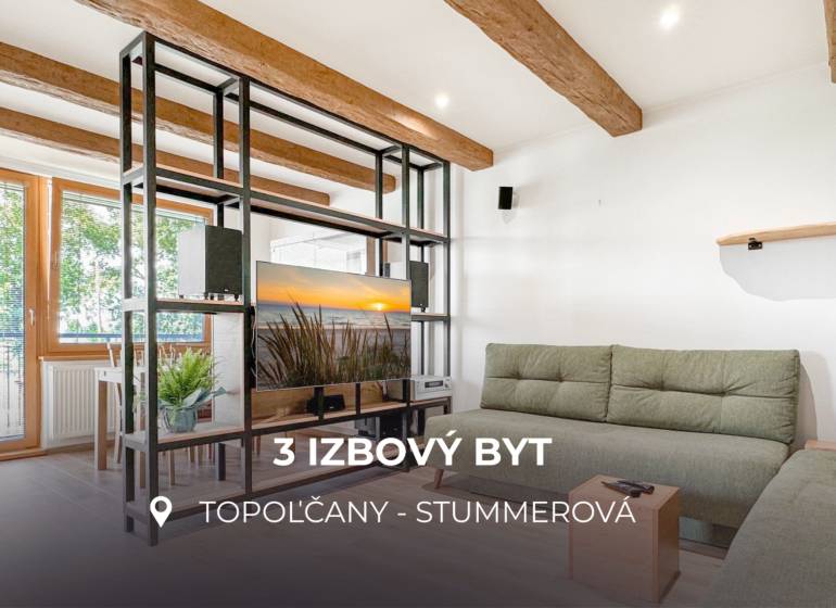 3 IZBOVÝ BYT PRI MESTSKOM PARKU | TOPOĽČANY - Obývacia izba s podlahou s dreveným dekorom a trámami v 3-izbovom byte.