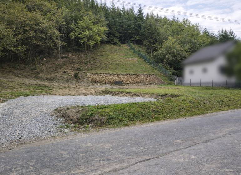 Stavebný pozemok v obci Makov, 864 m² + projekt rodinného domu - Svahovitý pozemok v obci Makov s príjazdovou cestou a okolitým lesným porastom. Pozemky - bývanie.