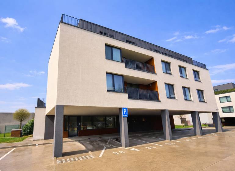 EXKLUZÍVNY 3-IZBOVÝ BYT V SÚKROMNOM KOMPLEXE |2x PARKING | NA PIESKU,  - Exteriér budovy s parkoviskom na ulici Na piesku, Bratislava - Ružinov.