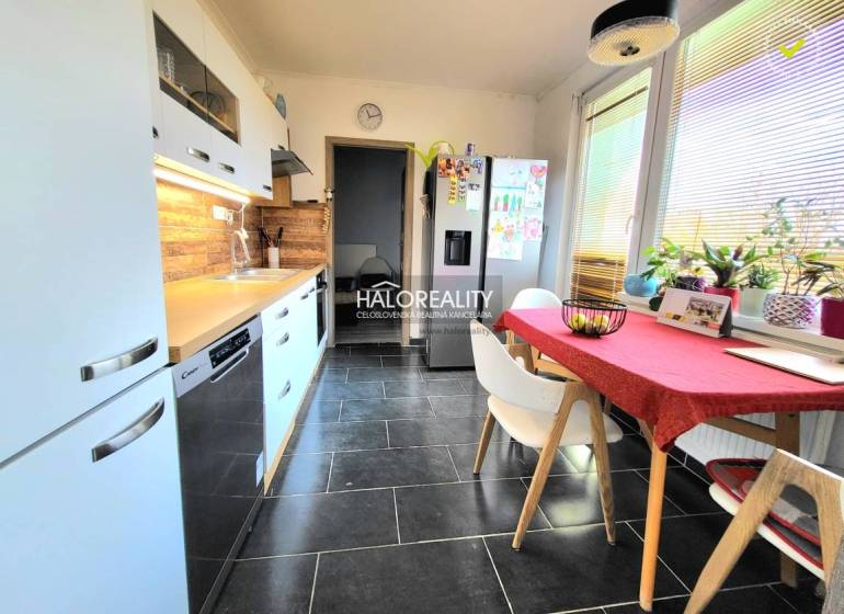 Predaj, trojizbový byt Partizánske, Šípok - EXKLUZÍV... - Kuchyňa v 3-izbovom byte s dlažbou a dreveným dekorom, svetlá a priestranná.