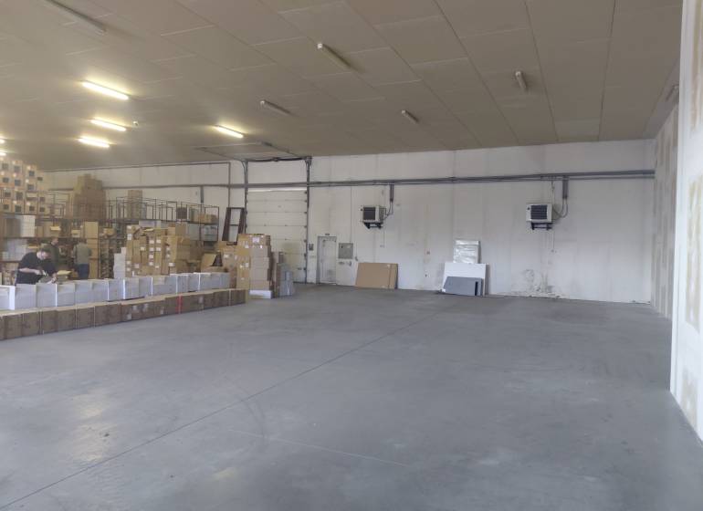 Prenájom sklad. priestoru 385 m2 medzi Rožňavskou a Vajnorskou - Priestranný interiér skladov a hál s kartónovými krabicami a pracovníkmi.