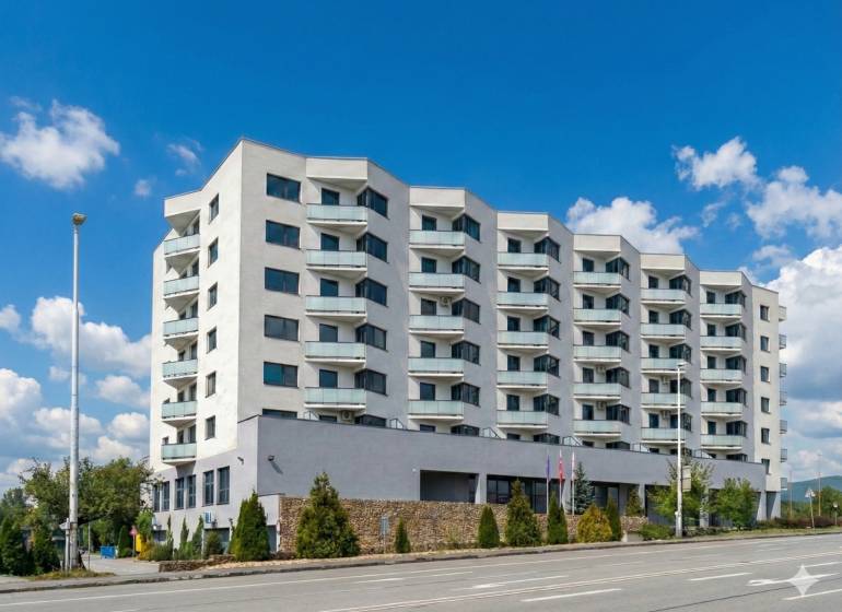 2-izbový byt v novostavbe Diamant Vajnory, Bratislava - Bytový dom na ulici Rybničná v Bratislave - Vajnory so šiestimi poschodiami a balkónmi.