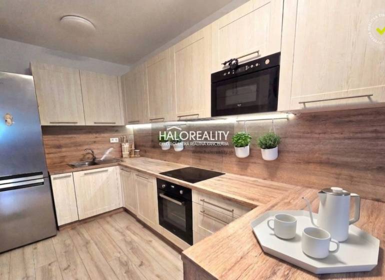 Predaj, dvojizbový byt Bratislava Podunajské Biskupi... - Moderná kuchyňa v 2-izbovom byte s dreveným dekorom a zabudovanými spotrebičmi.