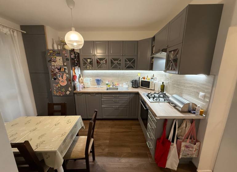 4 Izbový byt na Kríkovej ulici na predaj - Kuchyňa v 4-izbovom byte s podlahou s dreveným dekorom a rohovou kuchynskou linkou.