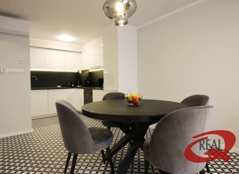 **SKVELÁ INVESTÍCIA**REZIDENCIA OPERA**KÚPELE TURČIANSKE TEPLICE** - Kuchynský kút a jedálenský stôl so stoličkami v 2-izbovom byte.