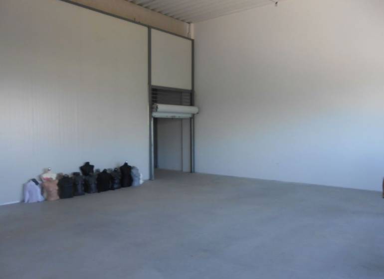 Prenájom skladu 85 m2 (čistý, suchý, vykurovaný) na Starej Vajnorskej - Priestranný interiér Skladov a hál s betónovou podlahou a vrecia popri stene.