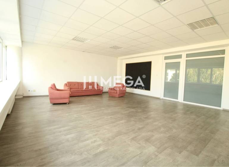 NA PRENÁJOM kancelária na námestí v 