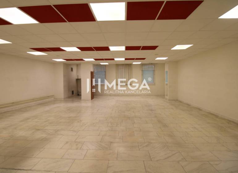 PRENÁJOM obchodného priestoru v OD LABOREC v meste Humenné - Priestranné obchodné priestory s mramorovou podlahou a červenými stropnými panelmi.