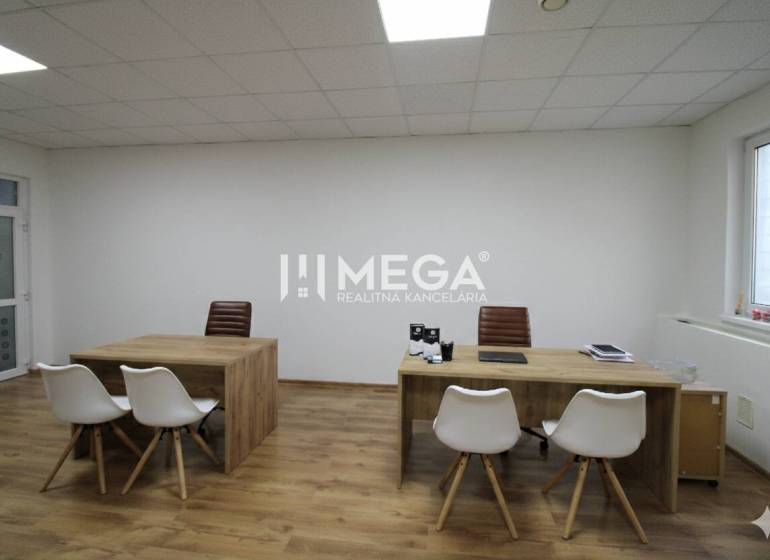 NA PRENÁJOM - obchodný priestor v OD Laborec, pešia zóna mesta Humenné - Kancelária s dreveným dekorom podlahy a dvoma stolmi, vybavená bielymi a hnedými stoličkami.
