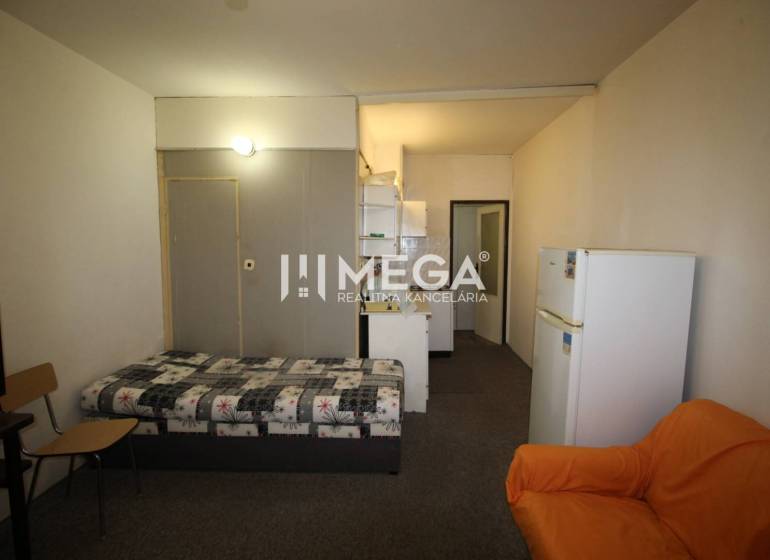 NA PRENÁJOM - Garsónka v pôvodnom stave na Sídlisku III v meste Humenn - Jednoposteľová izba v rekreačnom apartmáne s kuchynskou linkou a chladničkou.