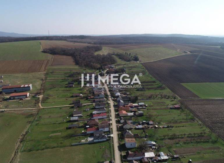 ZNÍŽENIE CENY-PREDAJ VEĽKÉHO POZEMKU (7.048 m2) v  obci Tovarnianska P - Letecký pohľad na pozemky v Tovarnianskej Polianke, vhodné na bývanie.