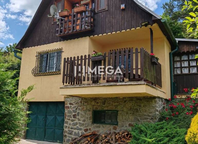 PREDAJ REKREAČNEJ CHATY NA DOMAŠI časť DOBRÁ - Chata na Vodárenskej ulici v Kvakovciach so záhradou a kamenným základom.