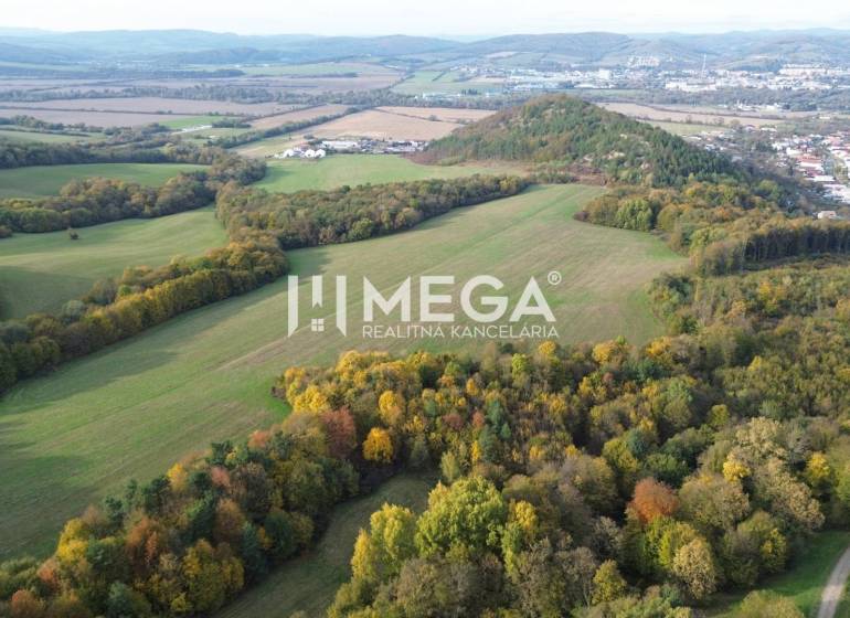 Predaj investičného pozemku v obci Jasenov - Letecký pohľad na zvláštne nehnuteľnosti v Jasenove s rozsiahlou krajinnou scenériou.