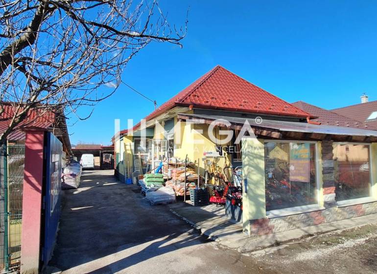 NA PREDAJ  Zabehnutá prevádzka v obci Kamenica nad Cirochou - Obchodné priestory na Osloboditeľov 193 v Kamenici nad Cirochou s exteriérom a stromom.