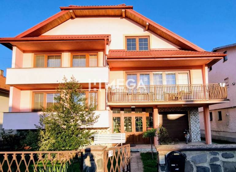 SKVELÁ CENA - výnimočný  rodinný dom, Kamenica nad Cirochou - Rodinný dom v Kamenici nad Cirochou so slnečnou fasádou, balkónom a záhradou.