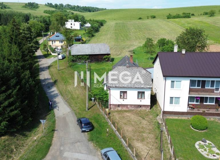 EXKLUZÍVNE NA PREDAJ: Rozsiahly pozemok, Ondavské Matiašovce - Rodinné domy v Ondavských Matiašovciach obklopené zeleňou, ideálne pre pozemky-bývanie.