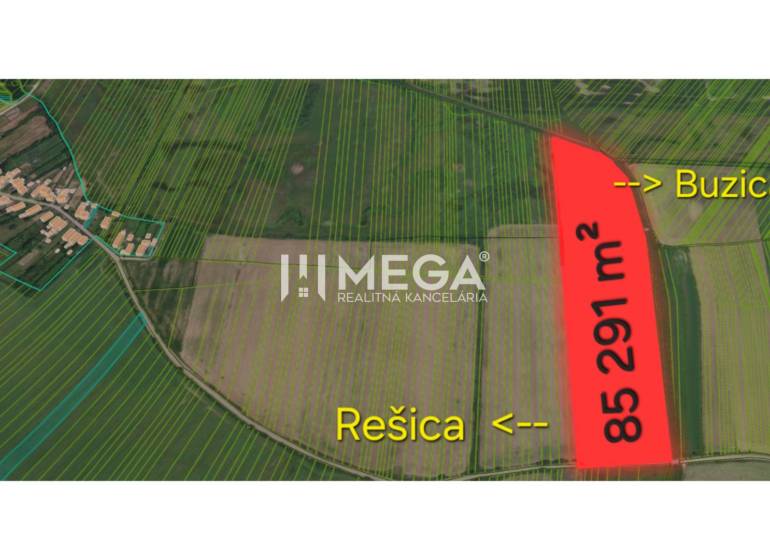 NA PREDAJ: Investičný pozemok 85 291 m² – Rešica, Košice-okolie - Letecký pohľad na pozemok v Rešici, Zvláštne nehnuteľnosti, oblasť s viditeľnými parcelami.