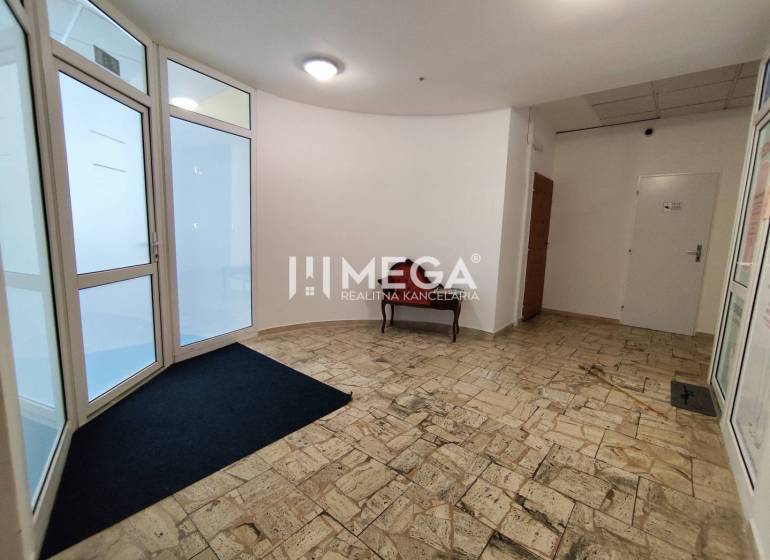 NA PRENÁJOM - kancelárske priestory v cente mesta Michalovce - Priestranná vstupná hala s kachľovou podlahou a sklenenými dverami v kanceláriách.