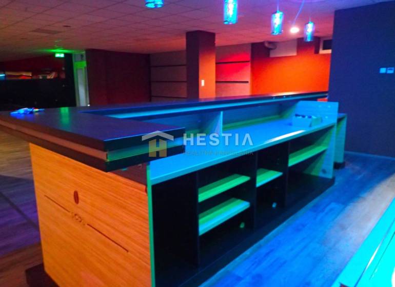 Veľký komerčný priestor 292 m2 priamo v centre mesta - Barový pult v obchodných priestoroch so stropným osvetlením, drevenou a farebnou podlahou.
