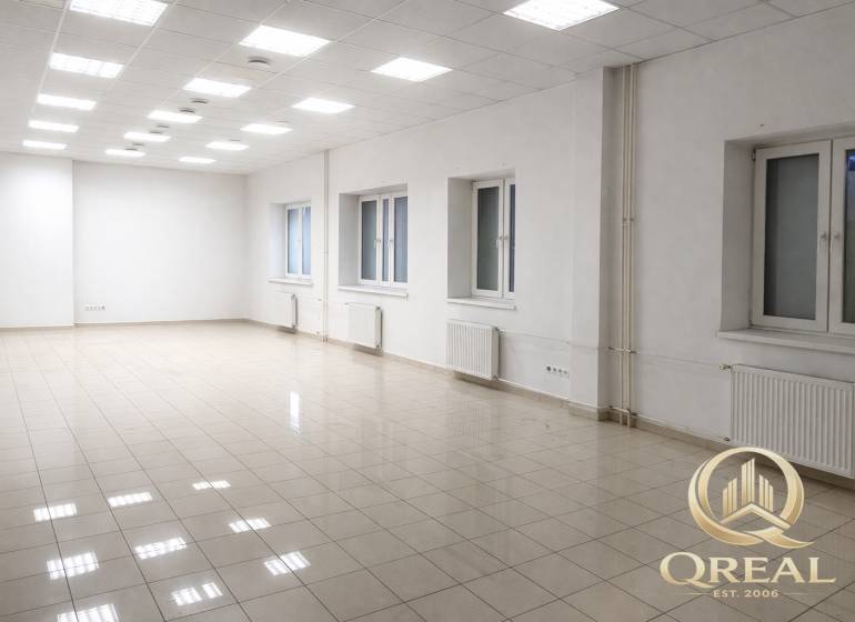 *Prenájom SKLADU 110m2 na Trenčianskej ul. BA-RUŽINOV.** BEZ PROVÍZIE* - Priestranné kancelárie s dlažbou, bielymi stenami a stropným osvetlením.