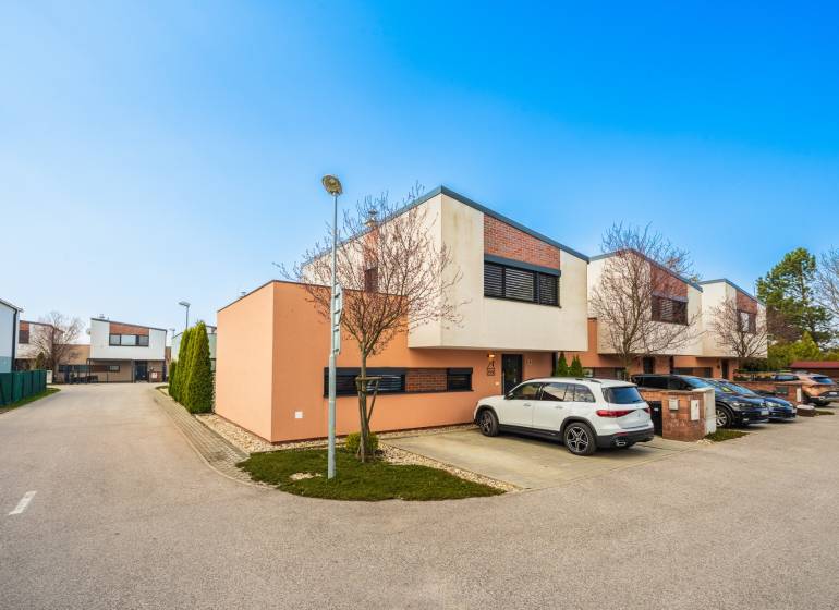 NA PREDAJ Krásny domček v Ivánke pri Nitre - Rodinný dom v Ivanke pri Nitre s priestranným parkovaním a jasnou oblohou.