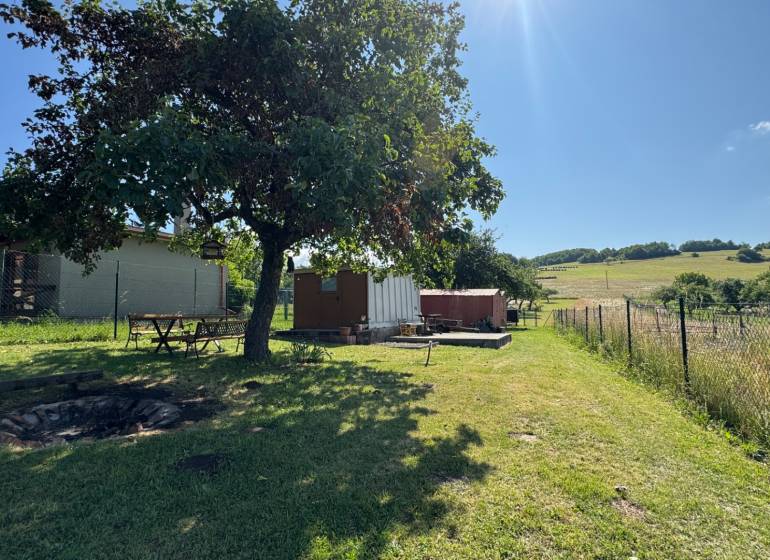 NA PREDAJ krásny pozemok pre váš nový Dom alebo Chalupu - Pozemok v Novej Bani s altánkom, ohniskom a trávnatou plochou, ideálny na bývanie.