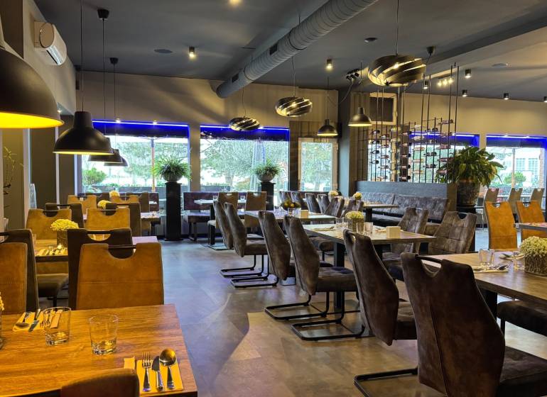 ODSTÚPENIE Gastro prevádzky na Námestí v Nitre - Reštaurácia s podlahou s dreveným dekorom, štýlovým osvetlením a dekoráciami v gastro priestoroch.