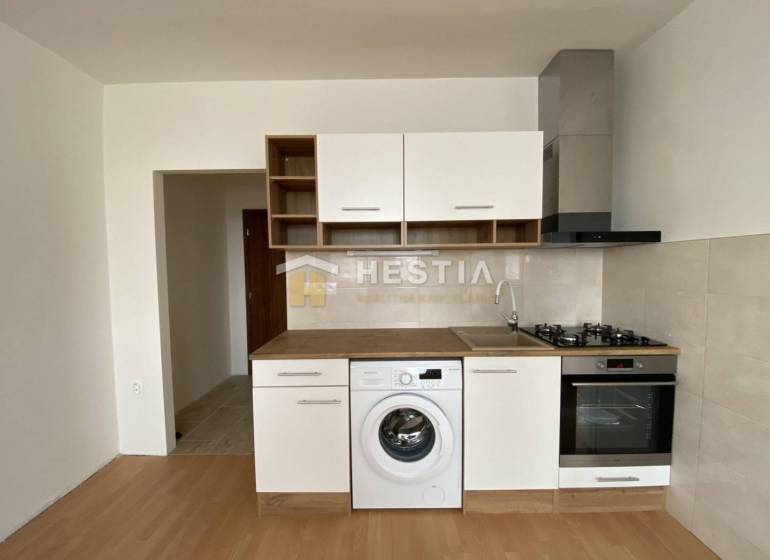 NA PRENÁJOM zrekonštruovaný 1-IZB.BYT, Štefánikova ul., Senica - Kuchyňa v 1-izbovom byte s podlahou s dreveným dekorom a spotrebičmi.