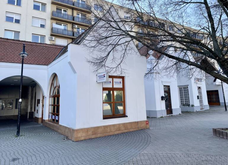 DUNASJKÁ STREDA – OBCHODNÝ PRIESTOR PRIAMO V CENTRE MESTA - Obchodné priestory na Námestí Ármina Vámbéryho v Dunajskej Strede s dlažobnými kockami.