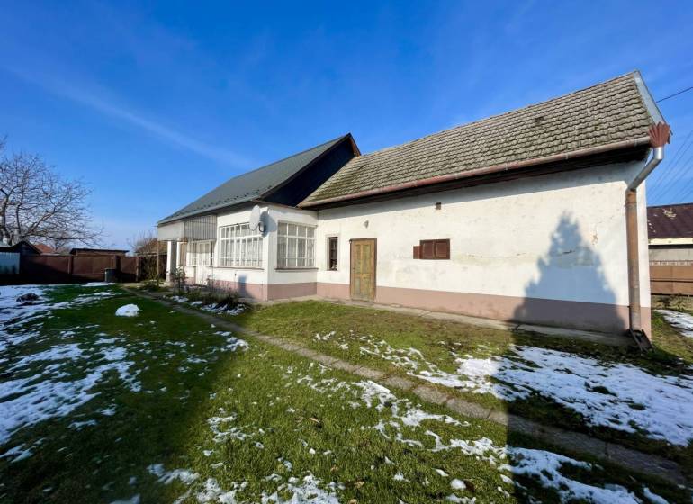 VRAKÚŇ –VEĽKÝ STAVEBNÝ POZEMOK (24 ÁROV) SO STARÝM RODINNÝM DOMOM NA P - Rodinný dom v obci Vrakúň s dvorom, trávnikom a zvyšným snehom, kategória Pozemky - bývanie.