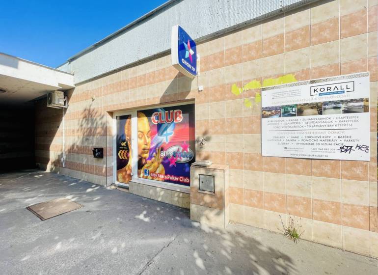 Obchodný priestor na prenájom v srdci Dunajskej Stredy - Exteriér obchodných priestorov na Námestí Ármina Vámbéryho v Dunajskej Strede.