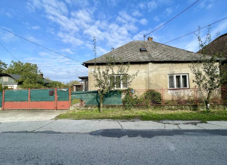 JAHODNÁ – STARÝ RODINNÝ DOM S PEKNÝM STAVEBNÝM POZEMKOM NA PREDAJ - Rodinný dom v Jahodnej s jednoduchou fasádou a uzavretým dvorom na neuvedenej ulici.