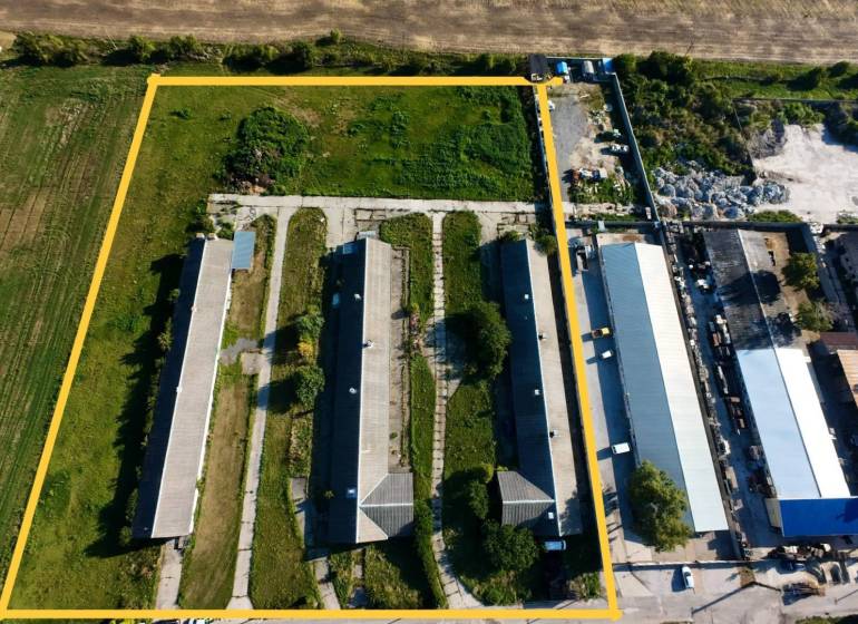 Kostolné Kračany - skladové - prevádzkové priestory na predaj za cenu  - Letecký pohľad na sklady a haly v Kostolných Kračanoch na Amadeho Kračany.