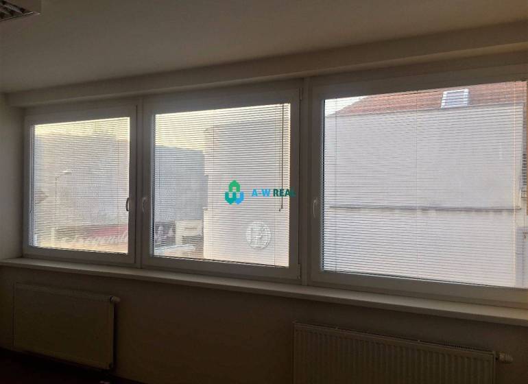 Kancelárie v centre mesta. - Na ulici Hlavná sú veľké okná s roletami, v kancelárie s radiátormi.