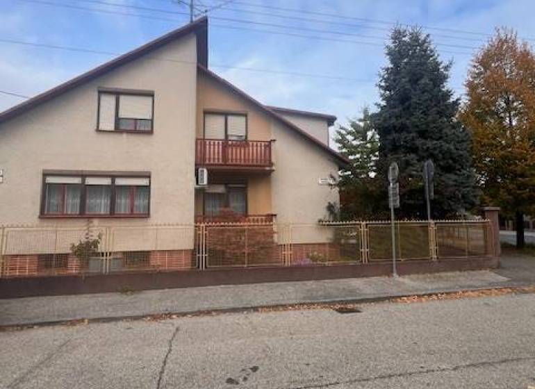 ☎️ 0918 846 340       Výrazne znížená cena len 210 000 eu. Dvojgenerač - Rodinný dom v Dunajskej Strede s predzáhradkou, plotom a stromami pred domom.