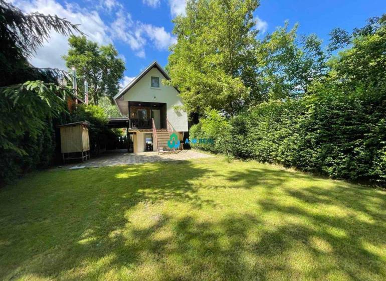 Odstúpenie nájomnej zmluvy - rekreačná chata v obci Bodíky!!! Cena  84 - Na ulici Bodíky chata obklopená zeleňou s udržiavaným trávnikom a stromami.