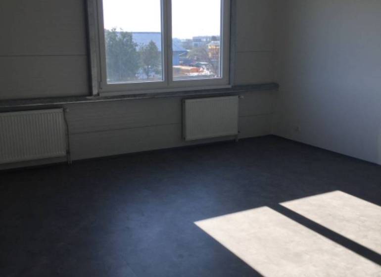 Kancelárský priestor 37,5 m2 na prenájom oproti OD TESCO v Dunajskej S - Prázdna miestnosť s oknom a radiátormi, slnečné svetlo na podlahe. Hlavná kancelárie.