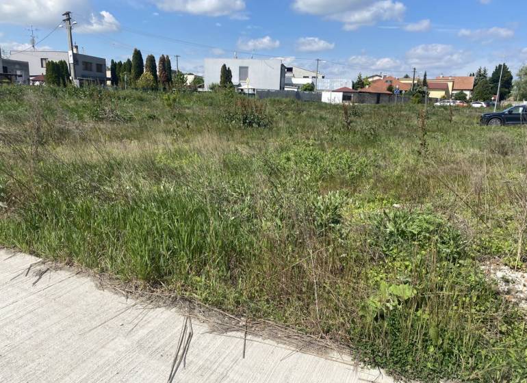 Stavebný pozemok na predaj v obci LEHNICE - Veľký Lég, 741 m2 - Pozemky - bývanie pri ulici Veľký Lég v Lehniciach s voľnými trávnatými parcelami.