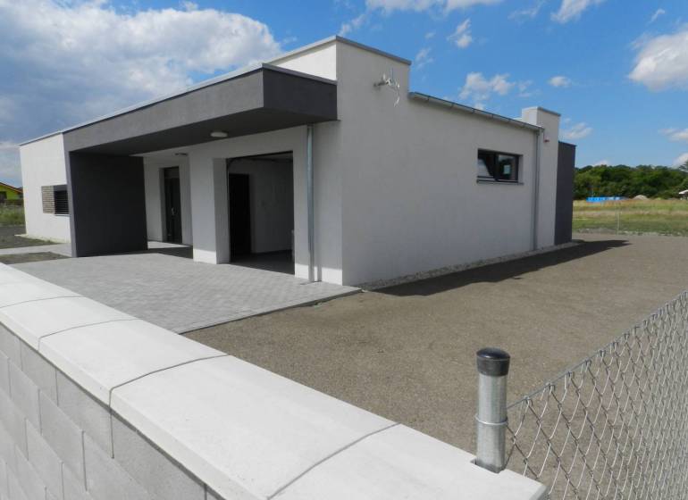4. ETAPA!!! MODERNÁ NOVOSTAVBA - 3 izbový nízkoenergetický bungalov vy - Rodinný dom s rovnou strechou a veľkým dvorom na ulici neuvedené.