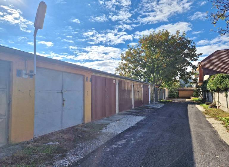 REZERVOVANÉ! Murovaná garáž - Rad garáží v Dunajskej Strede, vedľa asfaltovej cesty, obklopený zeleňou.