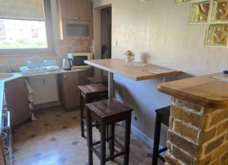 Na prenájom 3-izbový zariadený byt - Dunajská Streda - Kuchyňa v 3-izbovom byte s barovým pultom, tehlovým obložením a dekoratívnymi dlaždicami.