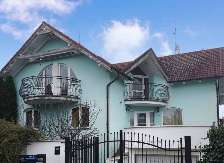 EXKLUZÍVNE LEN U NÁS! - Veľký rodinný dom - Dunajská Streda - Rodinný dom v Dunajskej Strede na ulici Pókatelek s balkónom a záhradou.