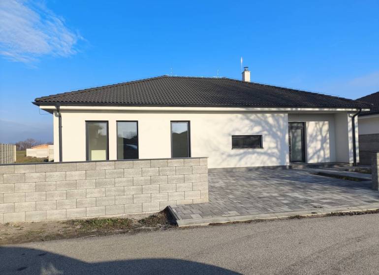 4 izbový rodinný  dom v obci Michal na Ostrove! - Rodinný dom v Michale na Ostrove s bielou fasádou a šedou strechou.