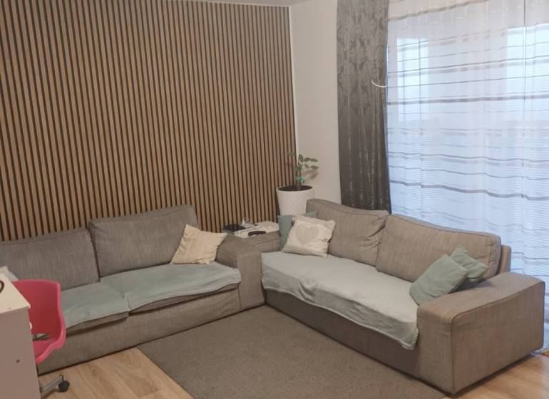 ☎️0904/842-727 Štýlové bývanie - 3izbový byt – Horný Bar - Obývacia izba v 3-izbovom byte s podlahou s dreveným dekorom a pohodlnou sedačkou.