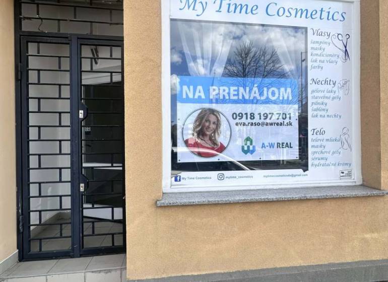 ☎️ 0918197701-Na prenájom obchodný priestor 30 m2 v centre mesta Dunaj - Vchod do obchodných priestorov v Dunajskej Strede s reklamou na prenájom a kozmetiku.