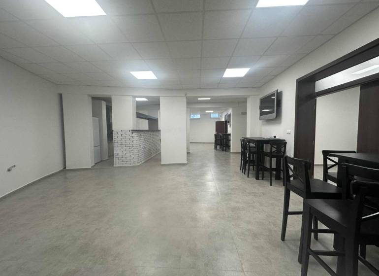 ☎️ 0918197701-Na prenájom väčší obchodný priestor 230 m² v suteréne v  - Obchodné priestory s bielymi stenami, stropnými svetlami a tmavým sedením.