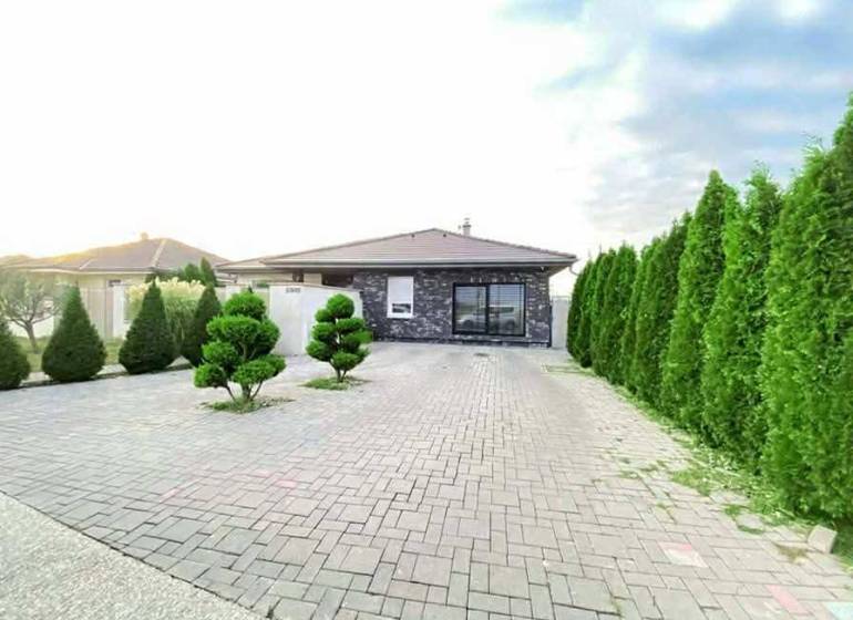 ☎️ 0918197701- 296 900, - € Znížená cena   !!!Na predaj krásny, štýlov - Rodinný dom vo Veľkých Dvorníkoch s dláždeným dvorom a upravenou živou výsadbou.