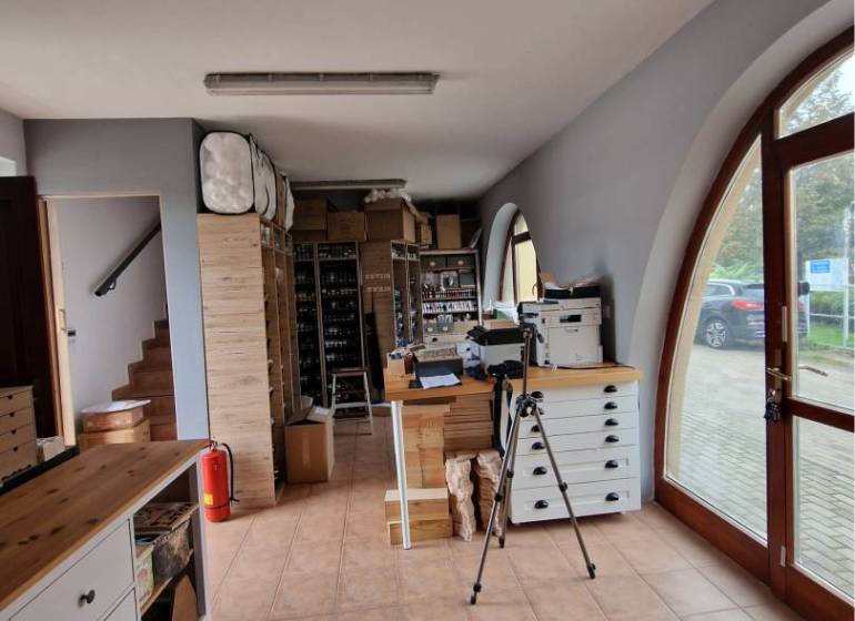 ☎️ 0918197701-PREDAJ/PRENÁJOM obchodný priestor na pešej zóne v blízko - Interiér obchodných priestorov s dlažbou, nábytkom a skladovacími regálmi.